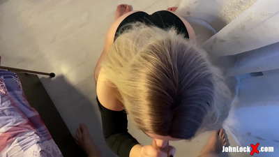 سرخ بالوں والی چوس ڈک اور اتارنا fucking، اس کی گدی پر سہ ہو رہی ہے